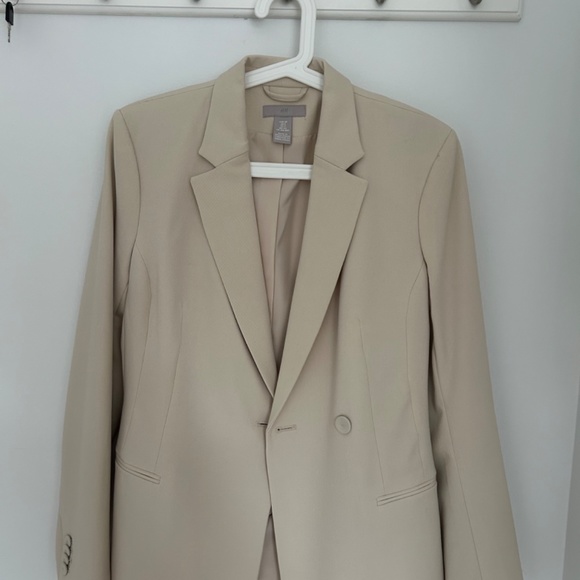 Nearly new cream jacket and t-shirt - Picture 4 of 6